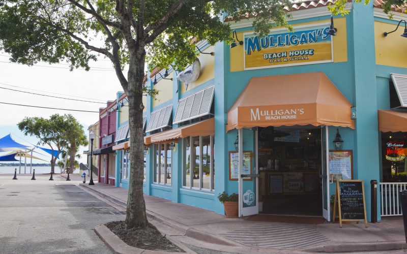 Mulligans Beach House Bar & Grill Image 2