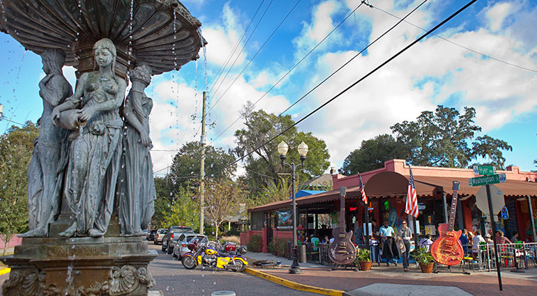Water fountain in Thornton Park in Orlando, Florida